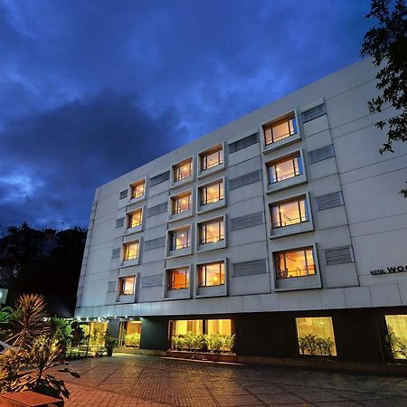Hotel Woodland Пуна Экстерьер фото