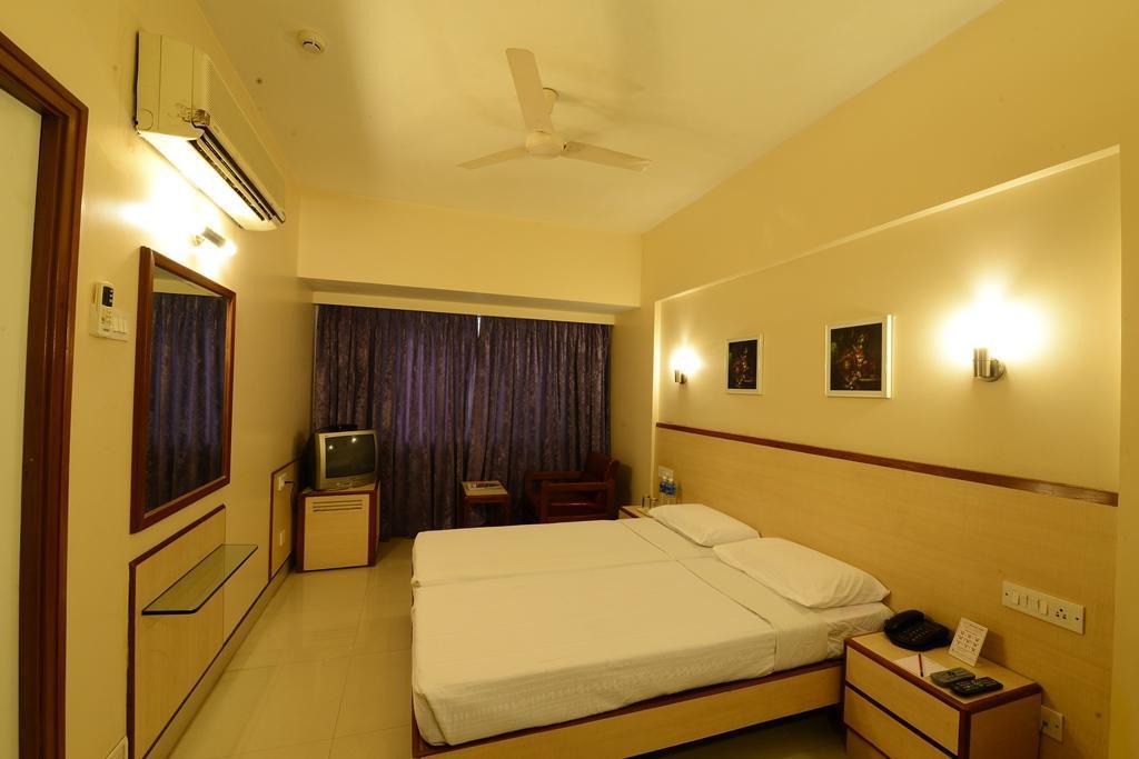 Hotel Woodland Пуна Экстерьер фото