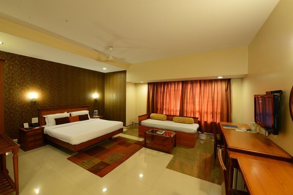 Hotel Woodland Пуна Экстерьер фото